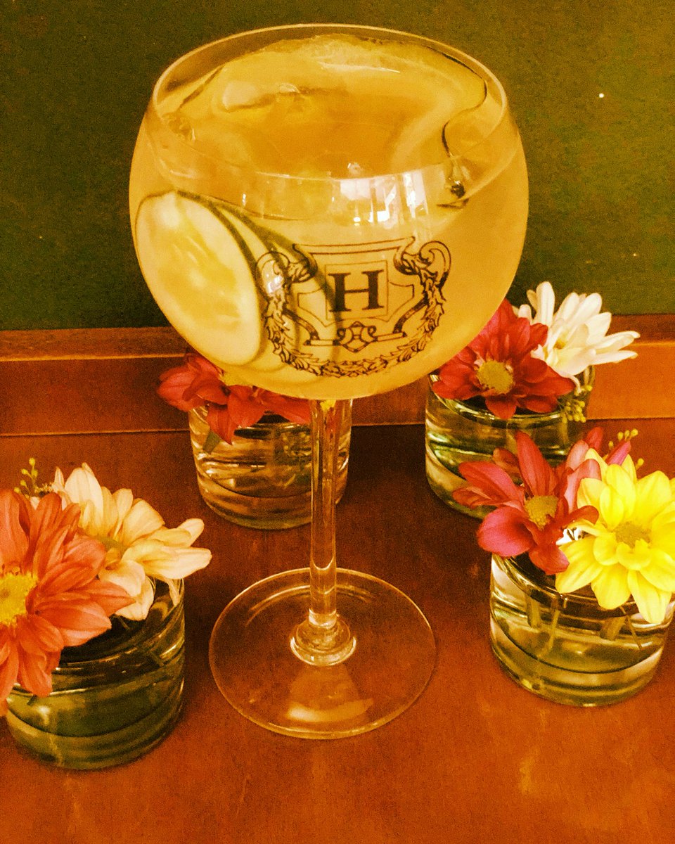 DoppelBar's tweet photo. “Jardín de Pepinos, Manzanas y Sandías”
New:
@HendricksginUK + shrub de manzanas verdes + tequila Herradura + Angostura + soda + pepinos
#ElPoderDeDoppel
#LSV #LaSedVerdadera #BeberDoppel #NadaComoDoppel
#DondeSiNo
#QueVasAHacerDeTuVida
#GodSaveTheHumptyDumpty
#TanquetaLoHizo https://t.co/2OuKs7vHV7
