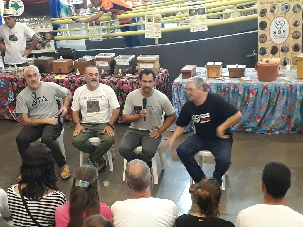 CentralCerrado's tweet photo. No último sábado aconteceu no Mercado de Pinheiros um evento de degustação de méis de abelhas nativas, organizado pelo Instituto Atá, com apoio de Jerônimo Villas Boas, um dos maiores nomes da meliponicultura no Brasil.
Visite o box da Central do Cerrado no Mercado de Pinheiros! https://t.co/GEC0TTOz4j