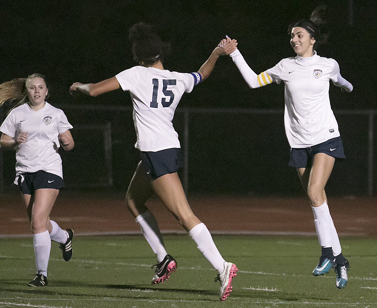 mstudyvinmtdemo's tweet photo. Oak Ridge women's varsity soccer defeats Del Oro 1-0 behind Alyssa Carranza's goal in the 14th minute. @TROJANPRIDE80 @ORvarsitysoccer @deloroathletics @SacBee_JoeD @KCRAdapper @LWashingtonTV https://t.co/iYYh80DP95