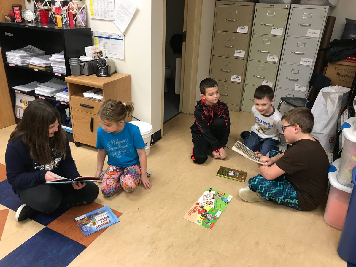 JoeWalkerES's tweet photo. The Great Kindness Challenge continues. Mrs. Hewitt’s class shared kind words with Mrs. Cole’s class and Mrs. Lowe’s class read to Mrs. Hewitt’s class. #GreatKindnessChallenge #JoeWalkerES https://t.co/vu353K2V85