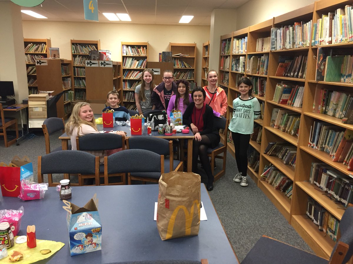 JoeWalkerES's tweet photo. Students earned lunch with the principal as an end of grading period SOAR reward. #JoeWalkerES https://t.co/8FDhkTwu18