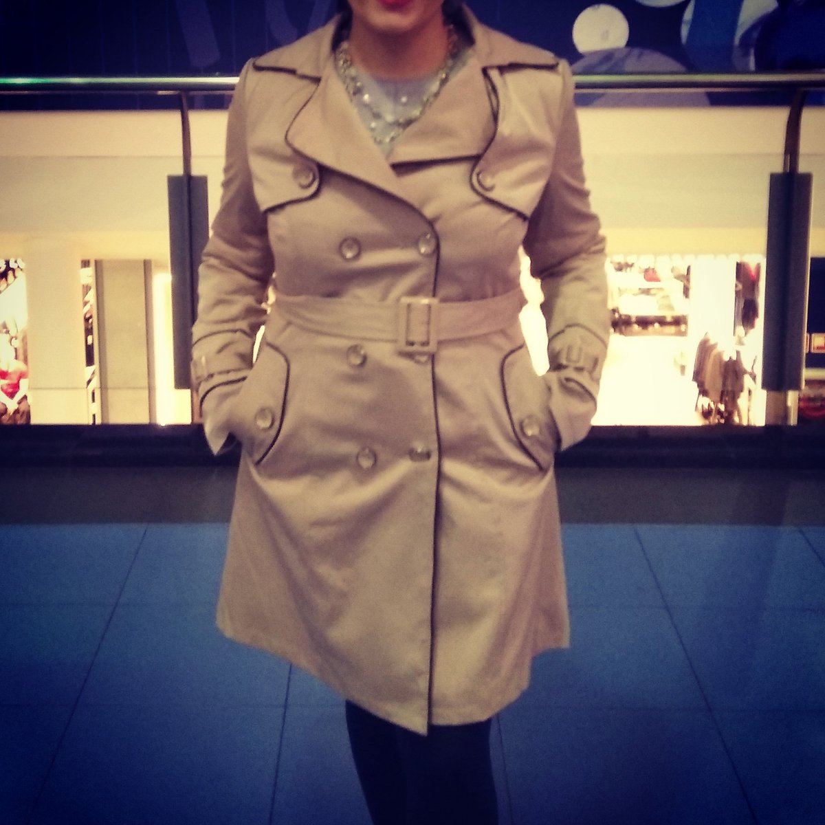 sory_alvarez's tweet photo. Muy buena elección 😍��� #Gabardina beige #1FG. Esta semana además al 50%. Corre que vuelan😊🎁 #moda #complementos #italianstyle #tiendaonline #shopping #discounts #descuentos https://t.co/UDLKRNdSGV