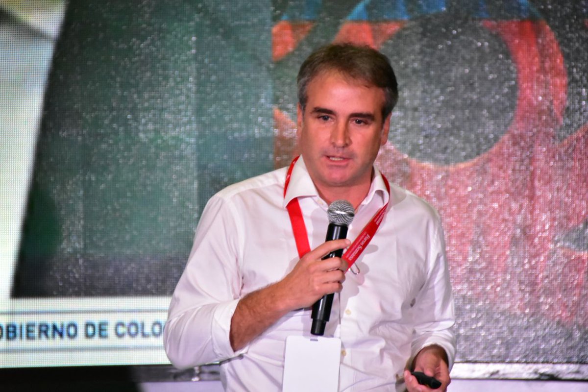 sicsuper's tweet photo. .@Pfrobledo: "No existen ningún país desarrollado o país que sea ejemplo en la región, que no tengan una fuerte e importante institución que hagan respetar el modelo económico y al consumidor" #AlAire en @ForosSemana https://t.co/m2LHSHWvbw https://t.co/0aYF89aPPa