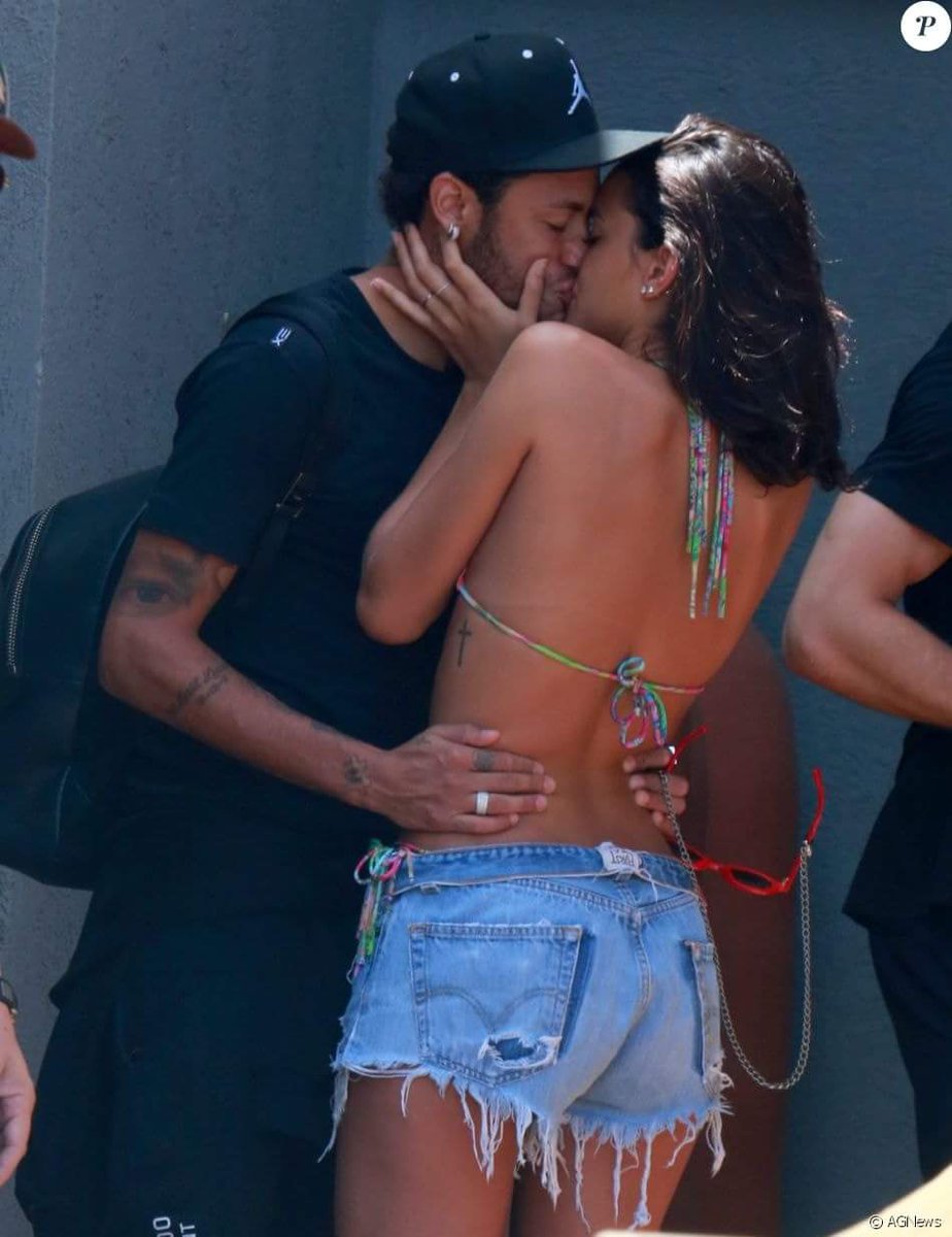 Privacidades's tweet photo. Cara cheio de dinheiro, podendo ter praticamente a mulher que quiser, vive em busca de um único amor, e você aí, sem nenhum Real no bolso quer ficar pagando de pegador e traindo a mina que te dá valor. https://t.co/HRnF6eZdYz