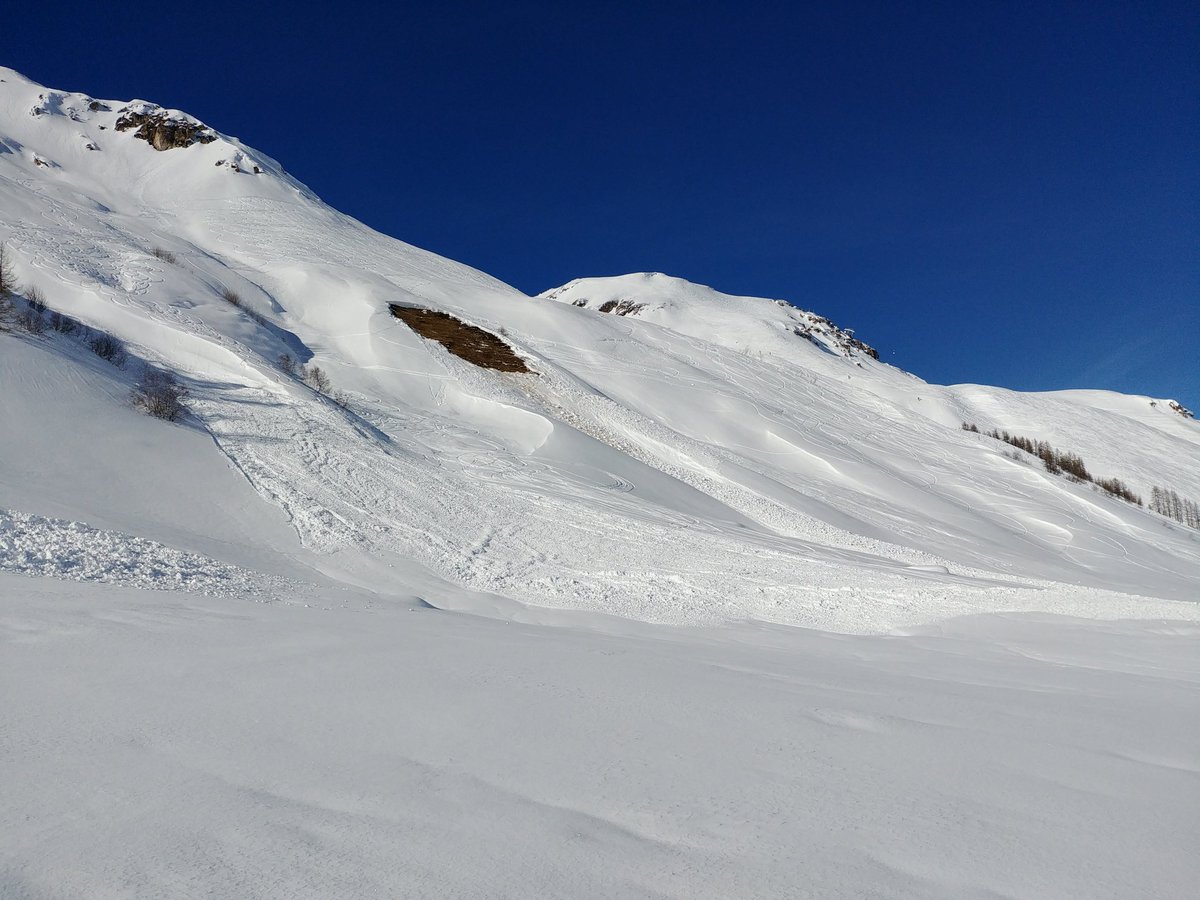 guidespacekilly's tweet image. D&apos;abord un petit conseil utile. De nombreuses plaques de reptations (crevasses) se sont formées ça et là sur les pentes. Vous devez éviter ces zones car les départs avalancheux peuvent survenir à nimporte quel moment de la journée. Ici ce matin au bas de la face du Charvet.