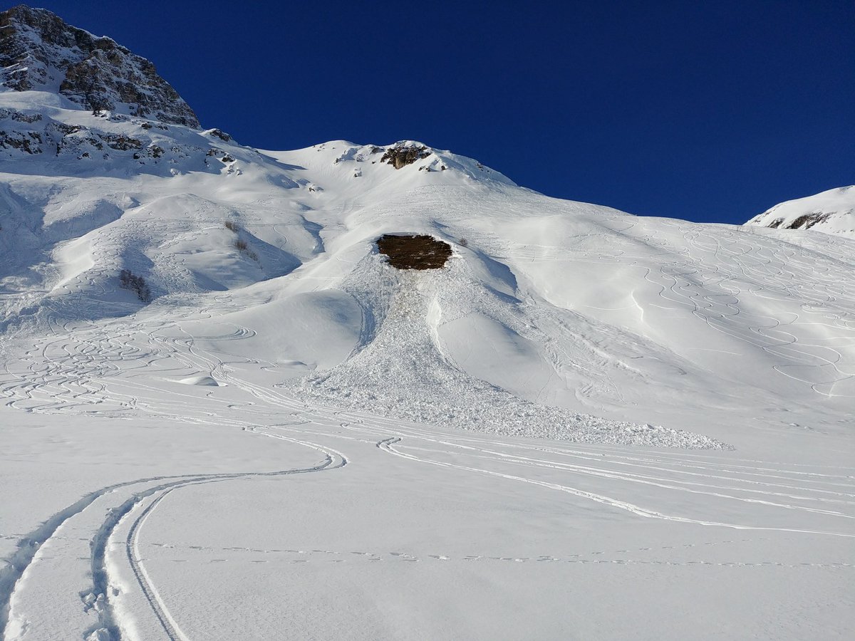 guidespacekilly's tweet image. D&apos;abord un petit conseil utile. De nombreuses plaques de reptations (crevasses) se sont formées ça et là sur les pentes. Vous devez éviter ces zones car les départs avalancheux peuvent survenir à nimporte quel moment de la journée. Ici ce matin au bas de la face du Charvet.