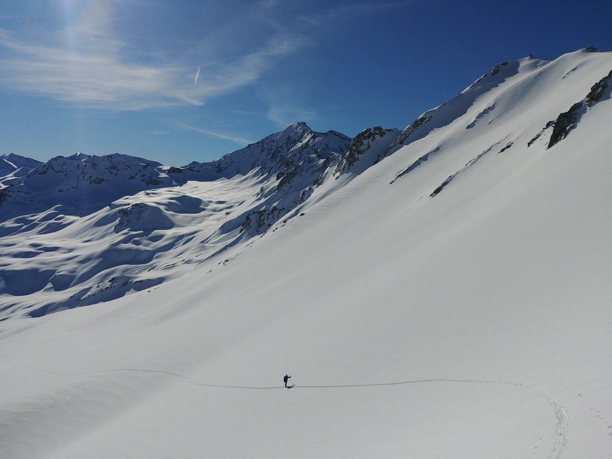 guidespacekilly's tweet image. Une toute belle journée pour les amateurs de randonnée dans une montagne préservée des skieurs consuméristes. Seule la marche donne les clés du paradis alpin.