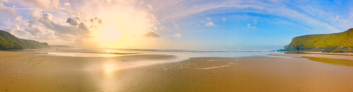 suziemacmusic's tweet photo. Tonight’s explosive sunset at Watergate Bay, not sure whether it’s a cloudbow or a shooting sunset.. https://t.co/6hOWh0xMZB