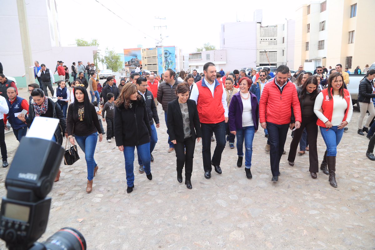 ATelloC's tweet photo. Gracias al apoyo de la secretaria @Rosario_Robles_ y la @SEDATU_mx hoy se hizo el compromiso con los habitantes de la colonia Manuel M. Ponce en #Fresnillo de instalar cámaras de vídeo vigilancia y casetas de seguridad. https://t.co/0I2qelFTwa
