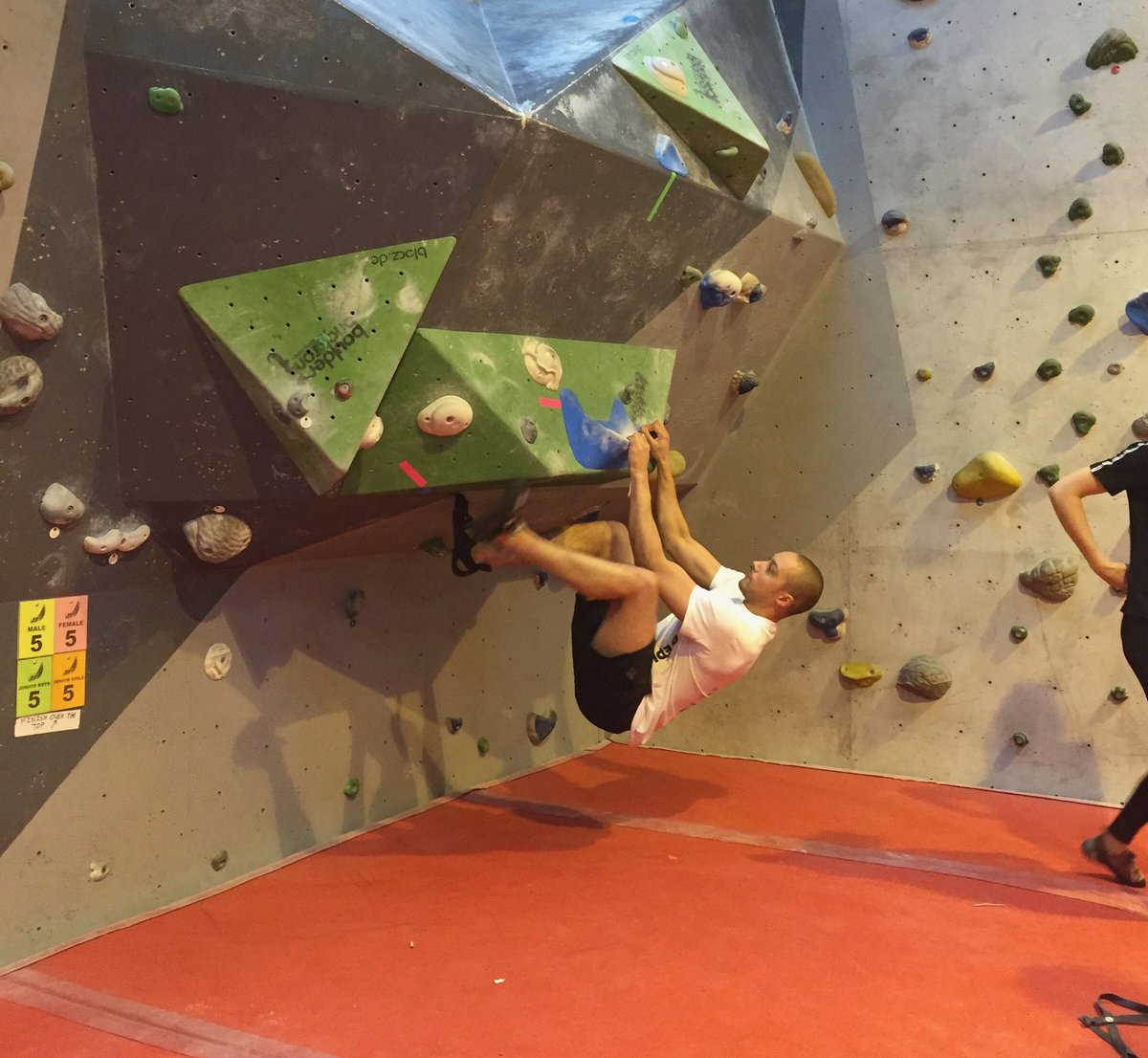 FitnessLogic_pt's tweet photo. I was so nervous at my first bouldering comp in 2016. These things are so relaxed that I feel silly for worrying about it. #climbing #bouldering #compbouldering #blokfest2016 #personaltrainerlondon https://t.co/WxVElLNZKv