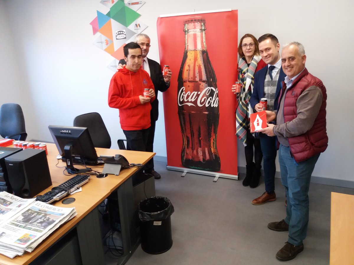 SAN FRANCISCO DE SALES  en Onda Cero Asturias con la nueva imagen de Coca-Cola @OcrOviedo @CocaColaEP_es @ZonaCocaCola ... Mil gracias  por vuestra acogida.Ayudante de lujo Kennedy @Fundacionvinjoy colabora @wipeventos