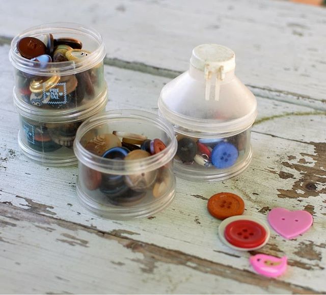 PatchCreatures's tweet image. Yo guardo los botones que voy recopilando en los dosificadores de biberón de cuando mis hijas eran pequeñas. ¡Son geniales para clasificarlos por colores o tamaños ¿tenéis algún truco para los botones? #organizobotones #patchwork #coser ift.tt/2F9RMye