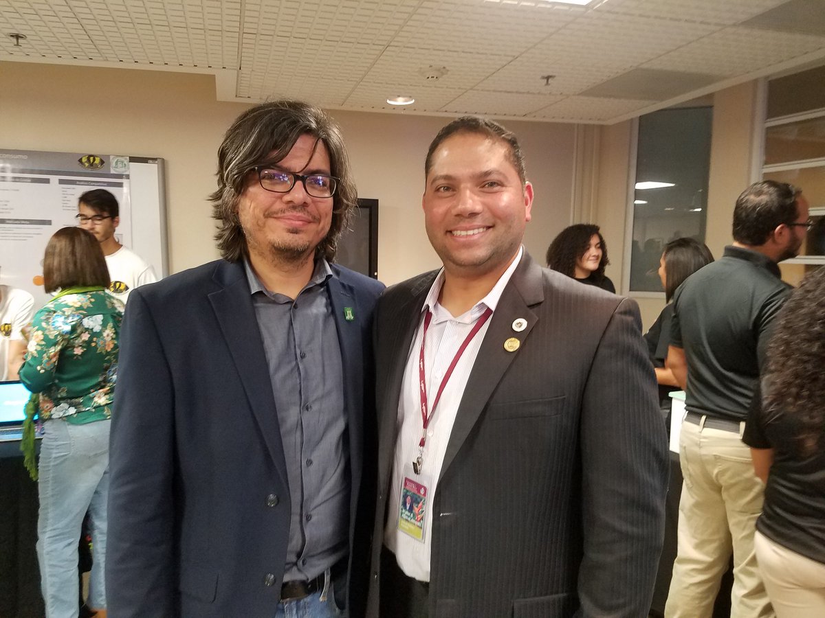 El licenciado <a href="/ProfAlomar/">Prof. Walter O. Alomar-Jimènez</a> presidente de la Junta de Gobierno de la <a href="/UPR_Oficial/">Universidad de Puerto Rico - UPR</a> comparte con estudiantes y profesores de <a href="/uprm/">RUM/UPRM</a> en la expo del New Venture Design Experience.