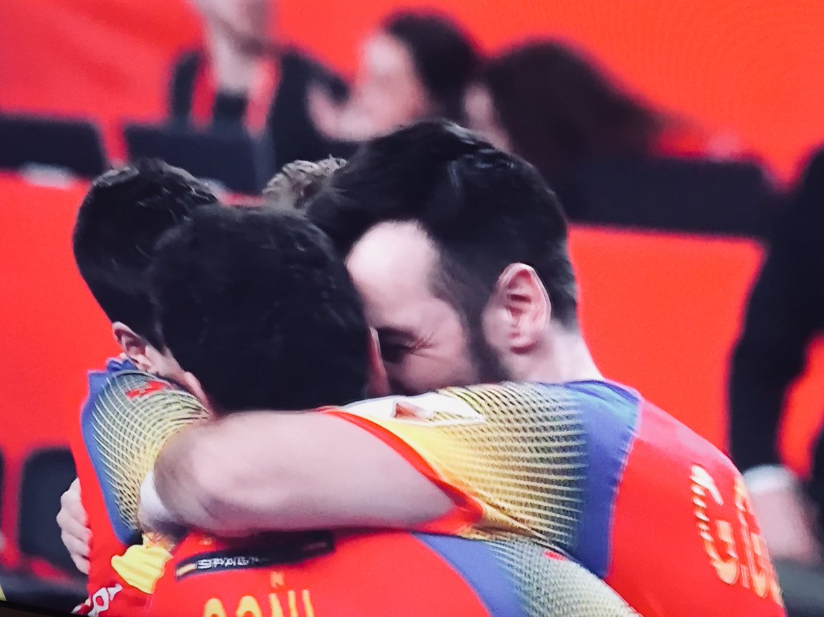 GedeonGuardiola's tweet photo. Nunca hay que dejar de creer... 
#VamosHispanos ✊🏼#Hispanos #Semifinales #ehfeuro2018 https://t.co/Hd71ufyNF8