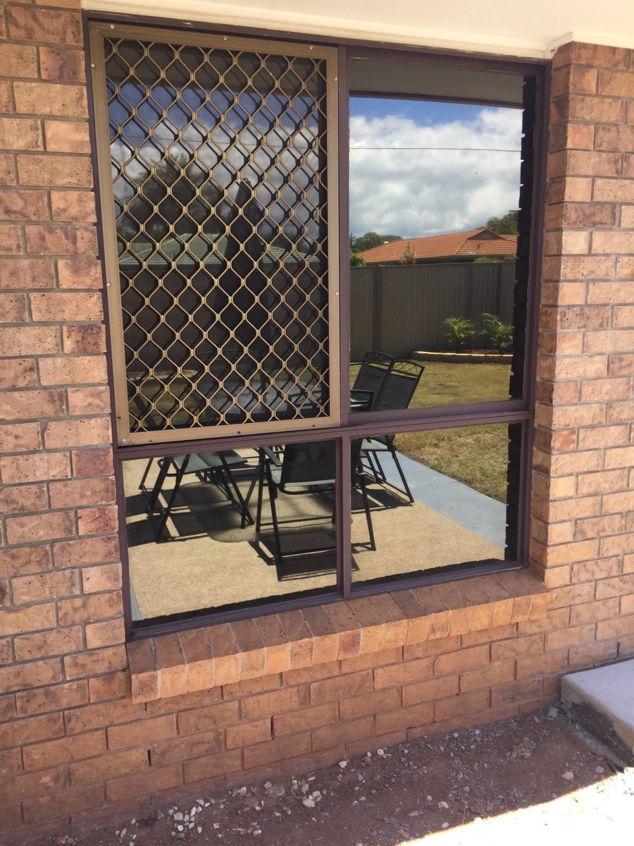 EclipseBrisbane's tweet photo. Dark tint installed to the master bedroom stopping 73% heat and 93% glare and 99% UV. Like with all our domestic installation our tint comes with a lifetime warranty. 
#hometintingbrisbane
#tintingbrisbane
#windowtintingbrisbane https://t.co/NFAFi2t5Tc