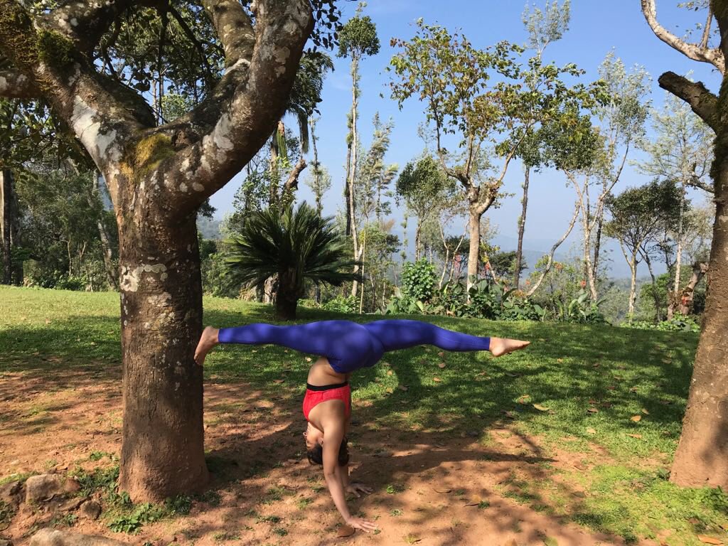 sangssterr's tweet photo. A dancer , A Yogini , A Fighter , An Instagram Sensation , Sterotypes Breaker , An Inspiration!! Know @NatashaNoel001 better on @IshqFM  #Ishqhangout Her story gives you goosebumps ! TUNE IN!! https://t.co/vO0DaqJK3s