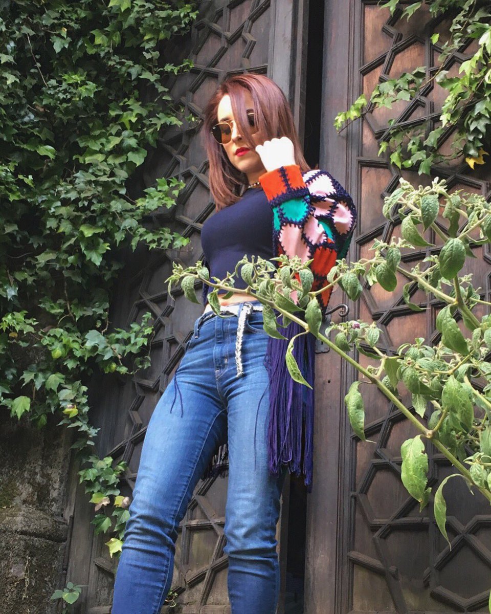 Alexialmeida_L's tweet photo. Overexposed๐ก#ootd #lookoftheday #favjacket #highwaisted #denim #getthelook #doorsandwindowsoftheworld https://t.co/q75h2WFeLc