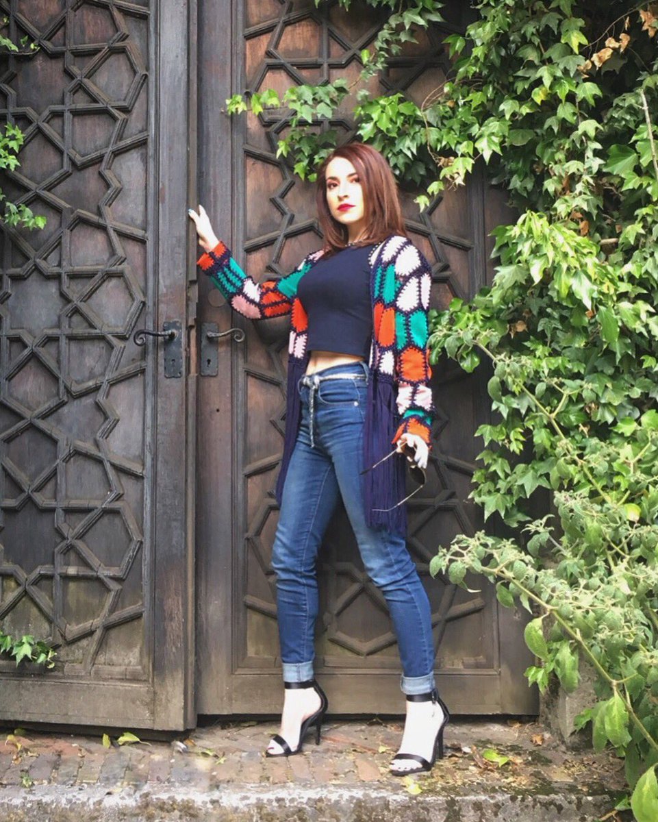 Alexialmeida_L's tweet photo. Overexposed๐ก#ootd #lookoftheday #favjacket #highwaisted #denim #getthelook #doorsandwindowsoftheworld https://t.co/q75h2WFeLc