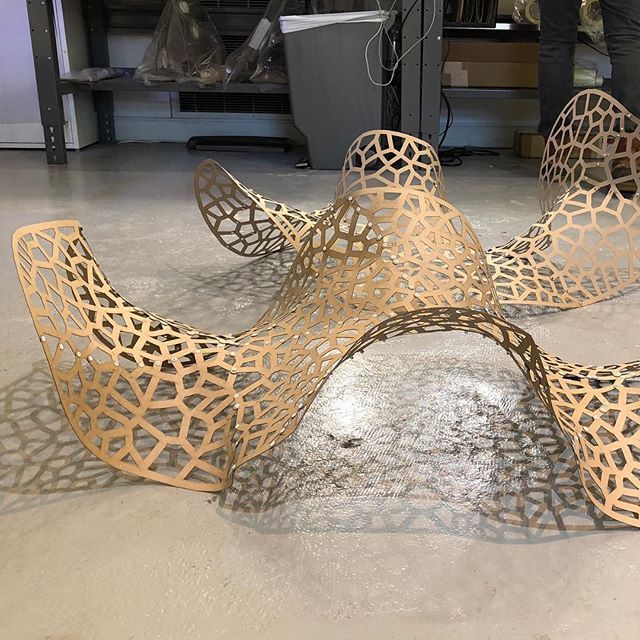 nervous_jesse's tweet photo. Prototyping an idea for a large metal outdoor sculpture #floraform #rivets #powderhouse https://t.co/rW9ieYTEKd https://t.co/VvN7LV9Ysa