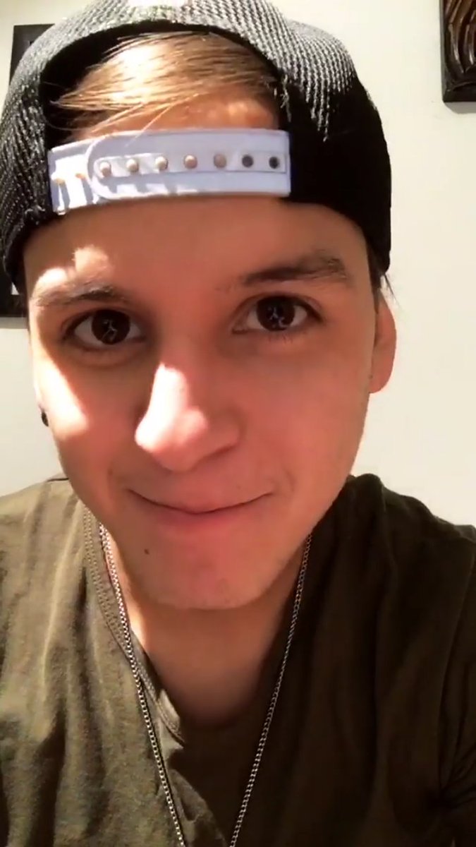 intentionsvelez's tweet photo. con esa carita tan linda, como no te voy a querer 

#CNCO #BestBoyBand #iHeartAwards https://t.co/2BQhDKmH3q
