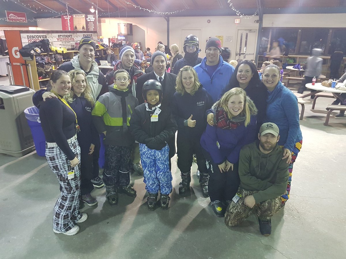 ChiefRehill's tweet photo. COPS SKIING NIGHT AT CHICOPEE @CityKitchener @kpffa @berryonline @WRPS_Events https://t.co/PdZSkgpDln