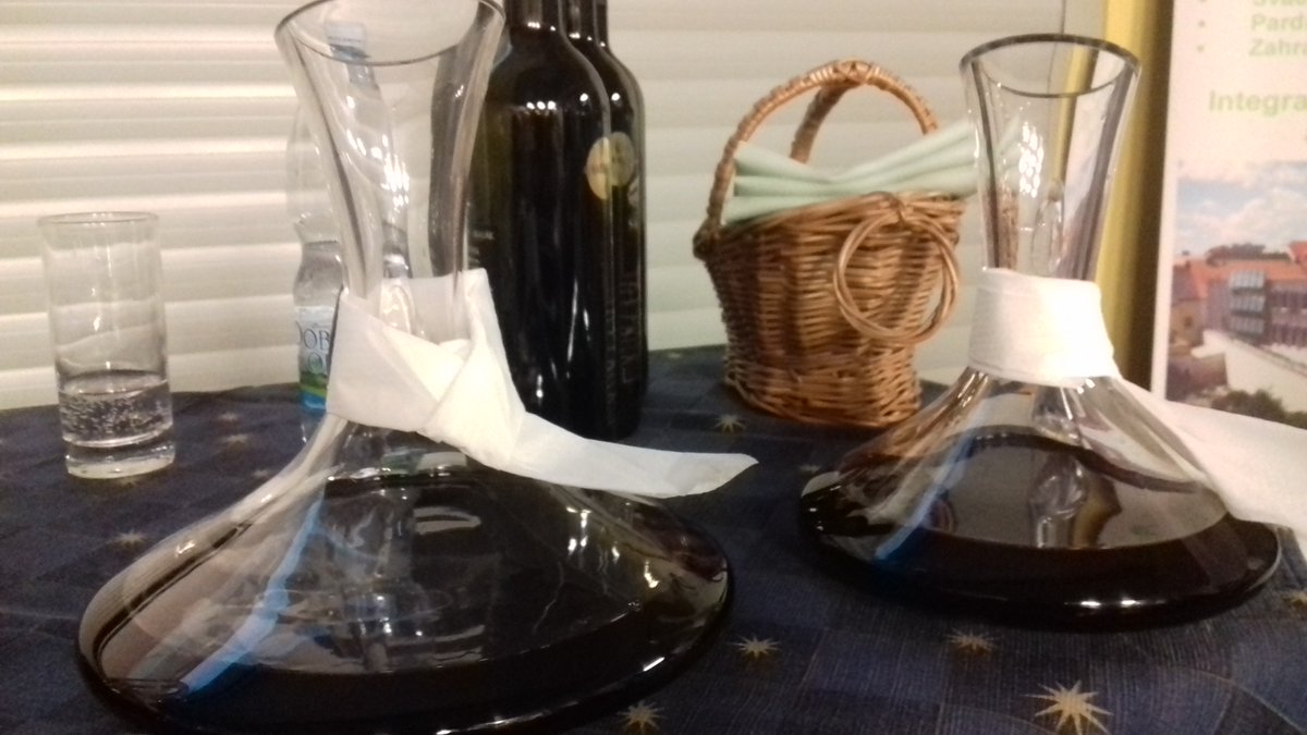 tom_cipra's tweet photo. Dnešní degustace vín vinařství Skalák v kavárně U tiskaře Brixe. Skvělá atmosféra, poutavá ochutnávka od pana Krakoviče. #vino #degustace #ubrixe #skalaķ https://t.co/97WGN08YGL