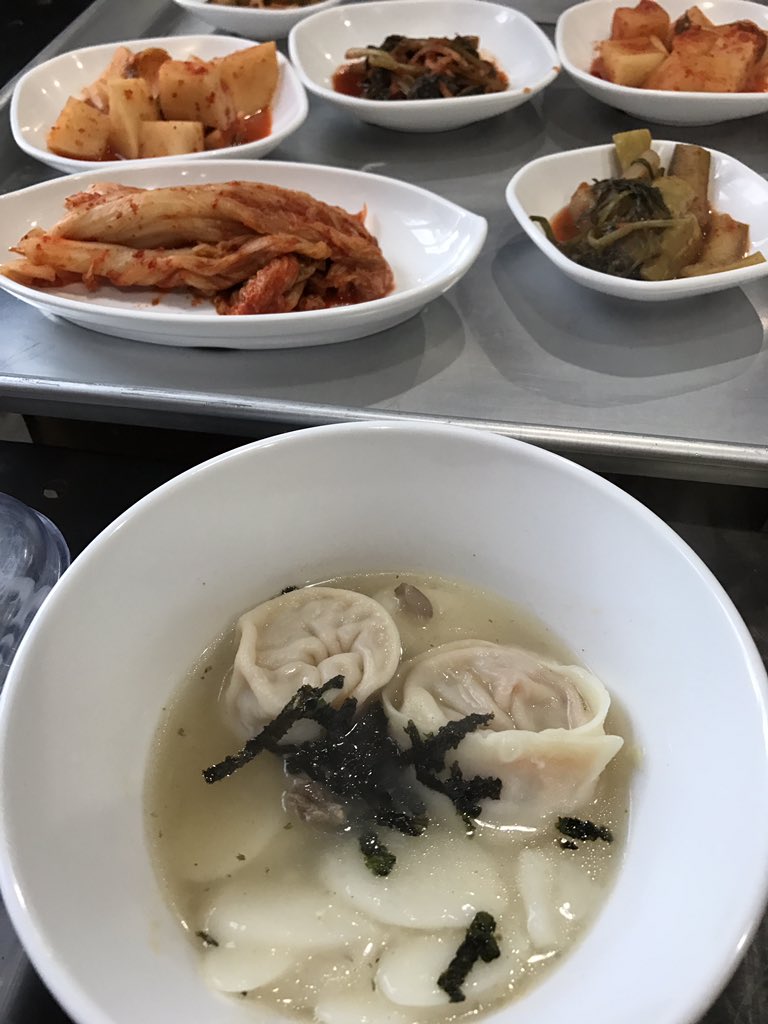 omomo_miyoko's tweet photo. ロマンチックレストランでマンドゥトック。
餃子と餅のダブルメイン。

温かい。
#ktravelbus #KOREA #蓬平 #平昌五輪 https://t.co/kgXfzovBQt