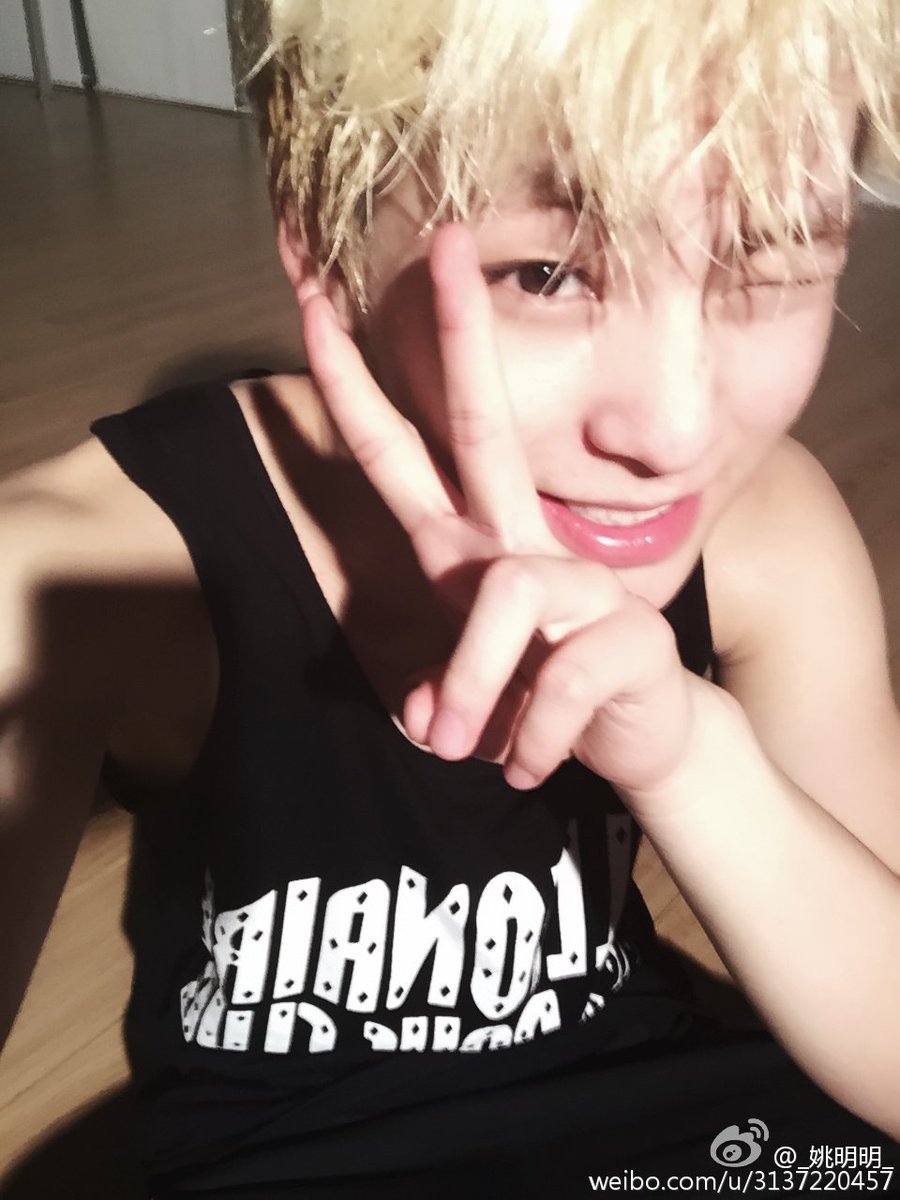 seunghyubcd's tweet photo. Blonde Hair ๐๐
#์๋ช
๋ช
#๋ฏน์ค๋์ธ #๋ฏน๋ #๋น๋๋_์๋
#๋ฐ์ดํน #YaoMingming #Byking #BLK #ACEMAX_BLACK #MIXNINE #I #์ข
์ธ https://t.co/OxXJ9Oh6WJ