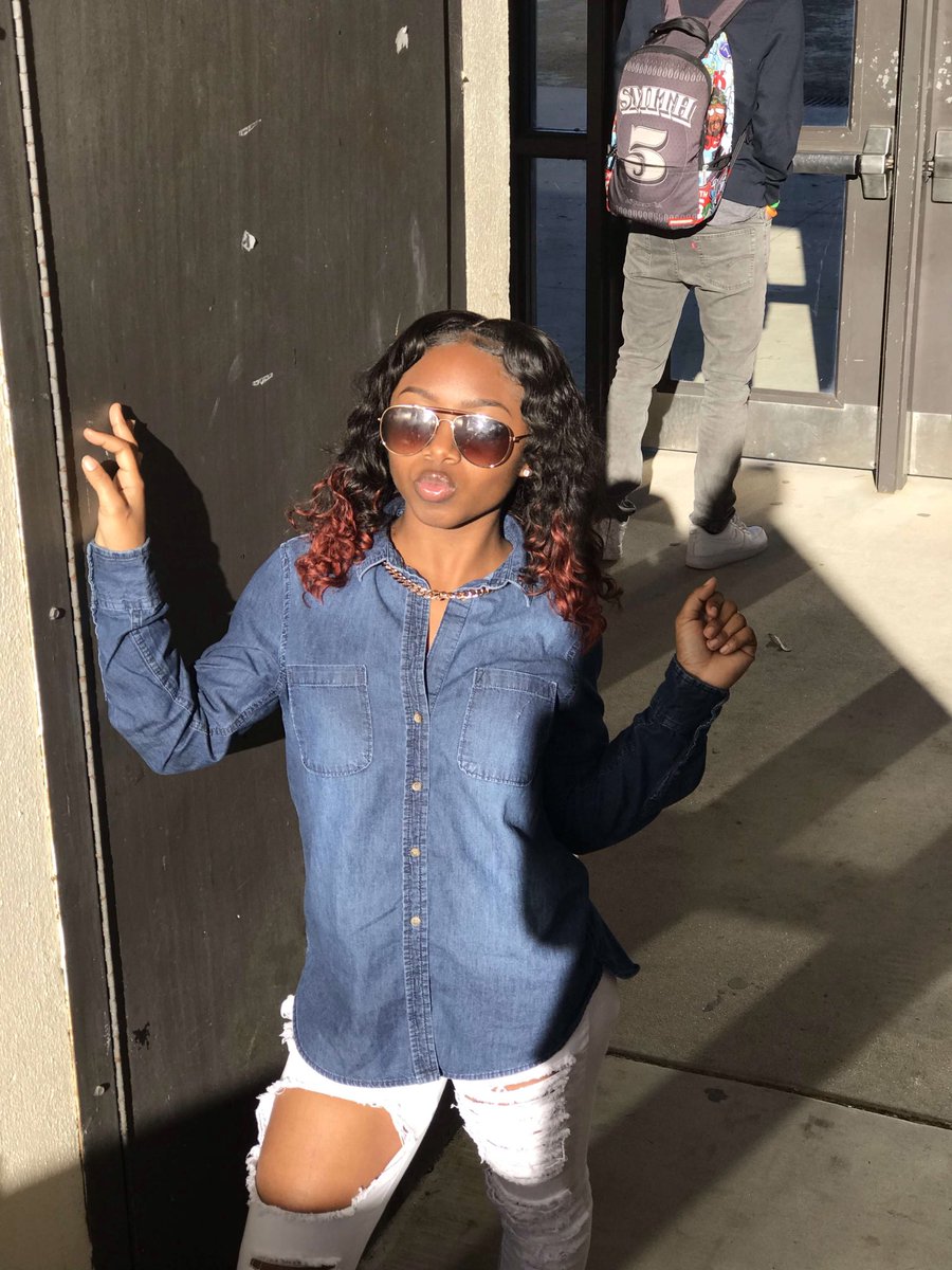 hoesknowdee's tweet photo. they hate it when I flex 💪🏾 and stunt on emm😁 https://t.co/BJLABGUSPs