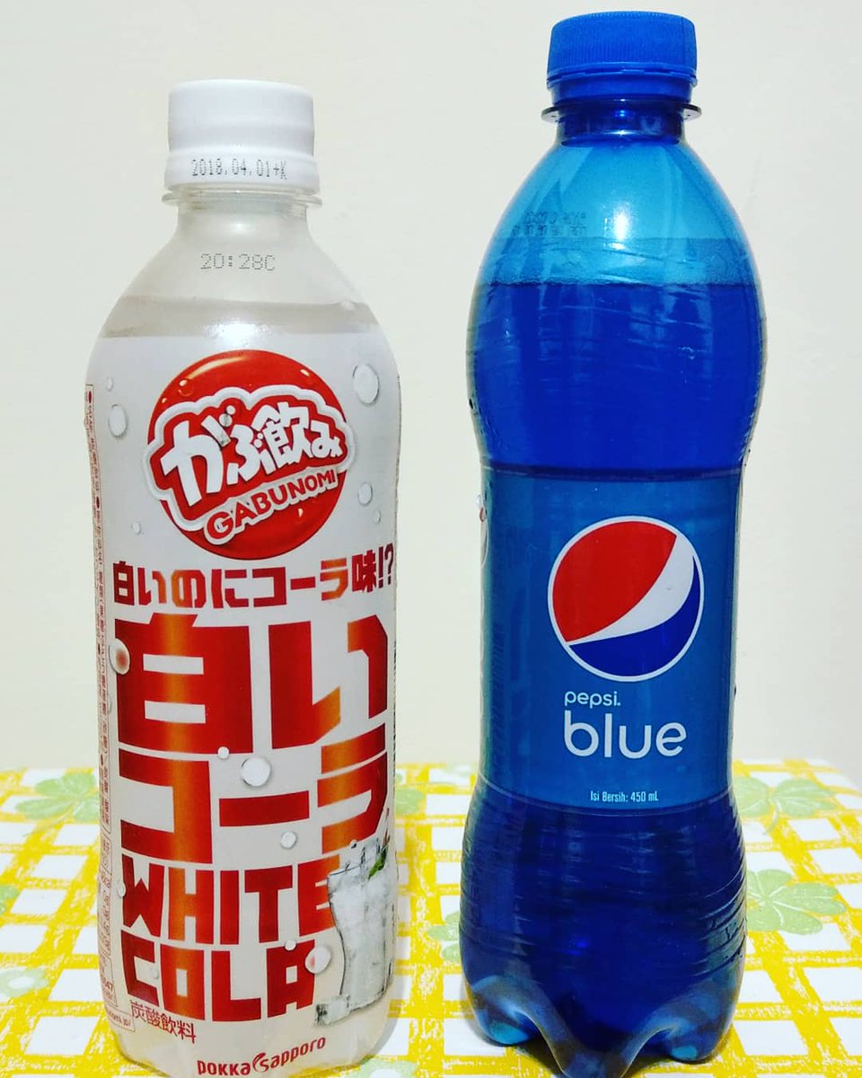HobeTsai's tweet photo. #白色可樂 #藍色可樂
在超市看到,一起買回來
白色的,感覺跟一般汽水好像沒差多少
藍色的,沒啥氣泡,不知道是不是錯覺,後韻有點藥水味
兩個加一起,玩個粉藍色可樂
搞得像在調#魔法藥水 一樣
#白可樂 #藍可樂 #白いコーラ #青いコーラ #whitecola #bluecola https://t.co/14camASWcT