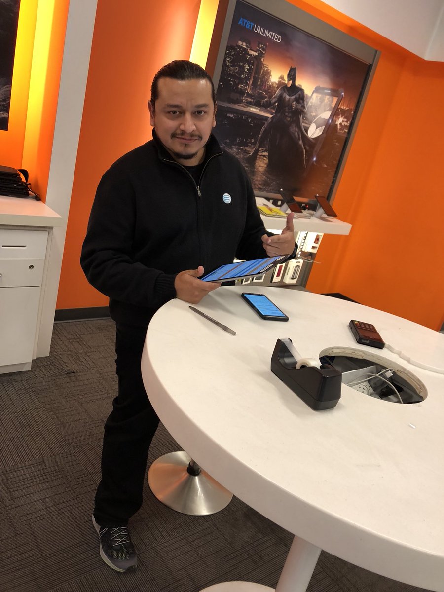MikeHoustonCSE's tweet photo. Oscar selling our DIRECTV premium #DemoWorks #DTV #DinnerIsServed #SilverSpring #Bandits #Regulators @MightiestGS3009 @jd4180 @404girl https://t.co/QUCzDayAUJ