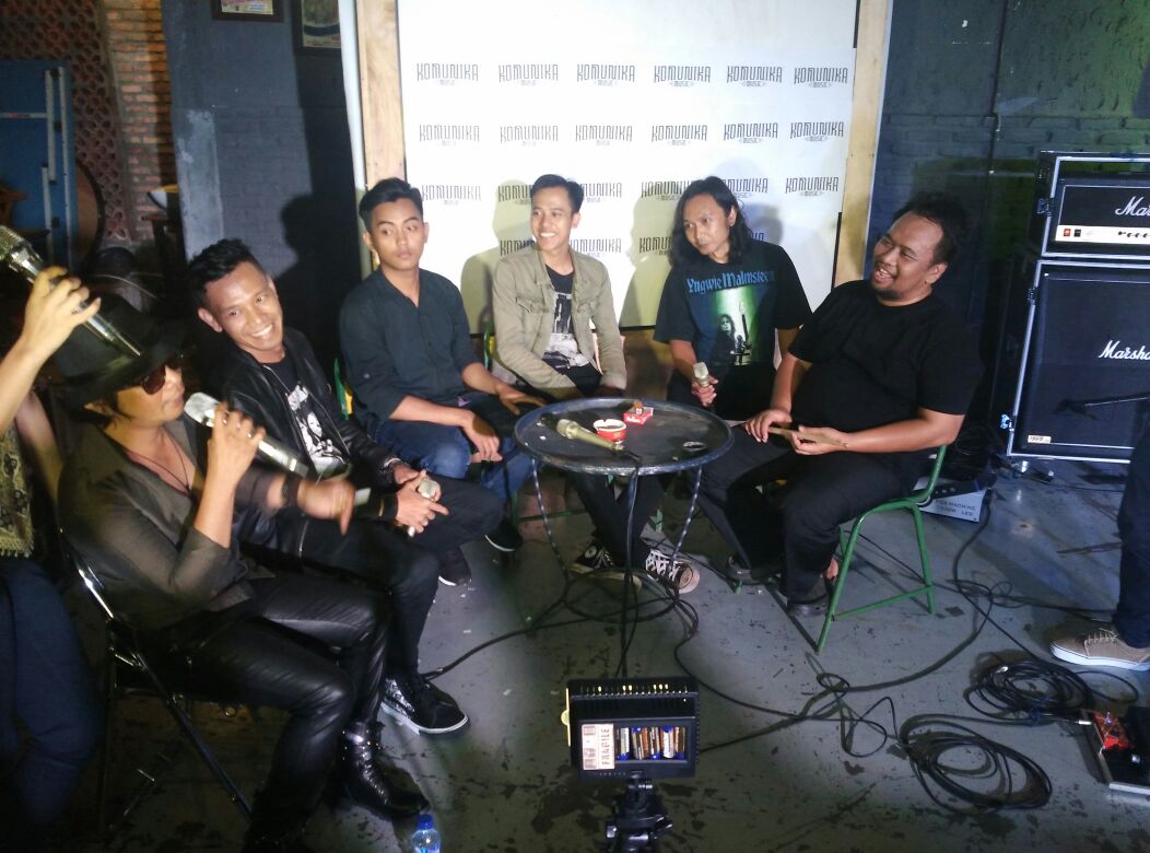 Alamy live in talkshow with komunika music event at joglo beer cafe kemang jaksel