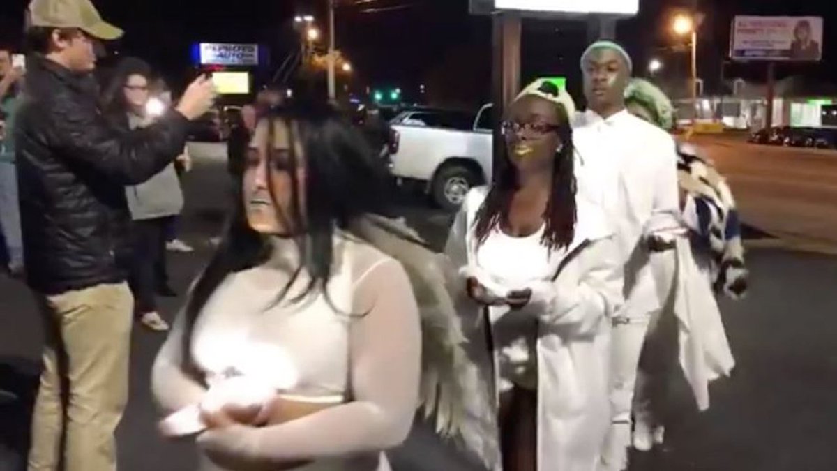 Dozens mourn burned-down Taco Bell with candle-light vigil bit.ly/2Bs6dvc https://t.co/5X1tngt0Xr