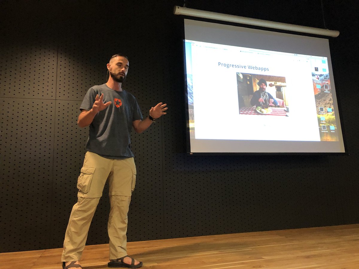 MedellinJS's tweet image. Un gran invitado internacional @thlorenz es el encargado de cerrar la noche. conociendo sobre #pwa #web #nodesource #medellinjs