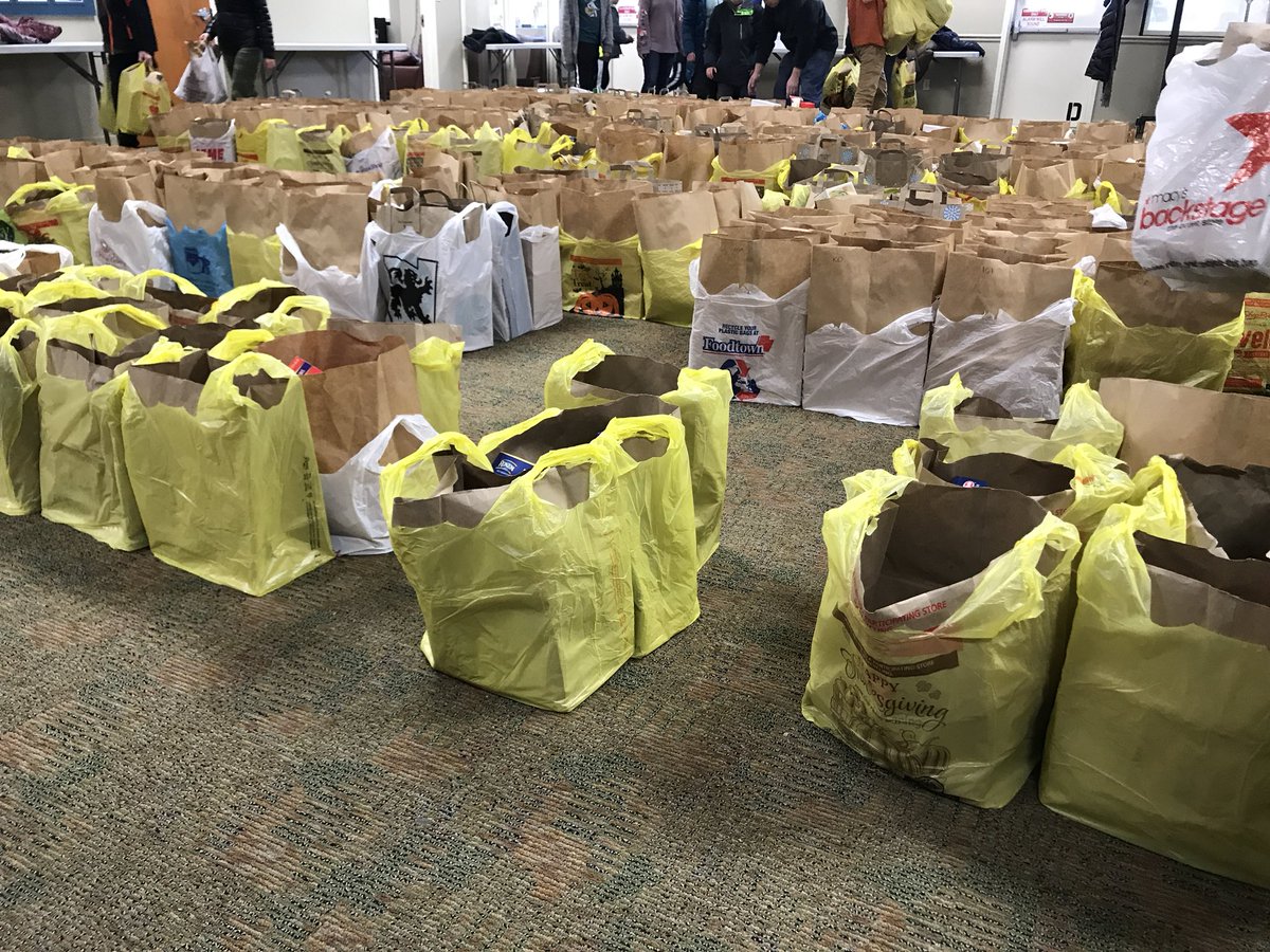 ekuperman's tweet photo. Family working at the food pantry https://t.co/duqqt3X5X9
