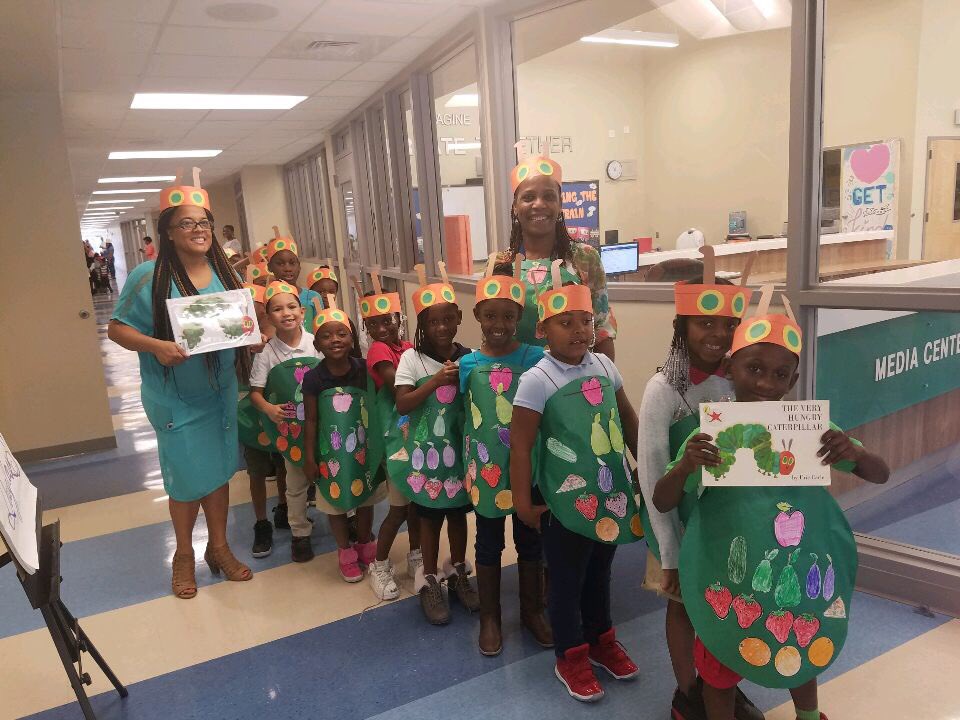 FDouglasslions's tweet photo. Literacy Parade...#mdcpsreading #FindYourselfinaBook https://t.co/XL5OMIiaaR