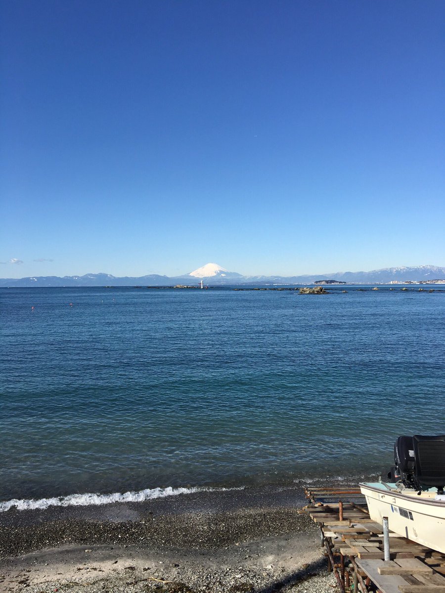 katyu's tweet photo. 今日は、富士山が綺麗に見える。出勤前にテンション上がるね。
#富士山 #葉山 #真名瀬漁港 https://t.co/sY5yUGuydx