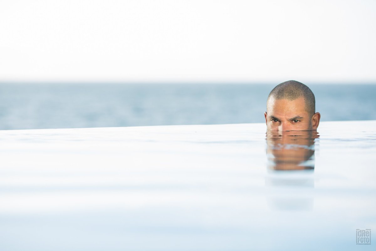 AndreCHorton's tweet photo. I don't frequent infinity pools often, but when I do, I look like a creeper...even though I am laughing under water? https://t.co/nn6PRY67Di