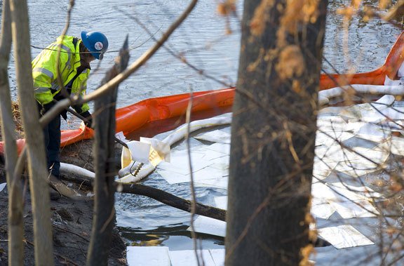 ThorSpillProd's tweet photo. Clean up crews have deployed #oilbooms and #absorbentbooms on a spill on Naugatuck River from a failed ball valve on an oil tank. Preparing your facility with and adequate size catch basin is essential. #ThorSpills wide range of products can help you prepare. https://t.co/9Vtc6CVWxM