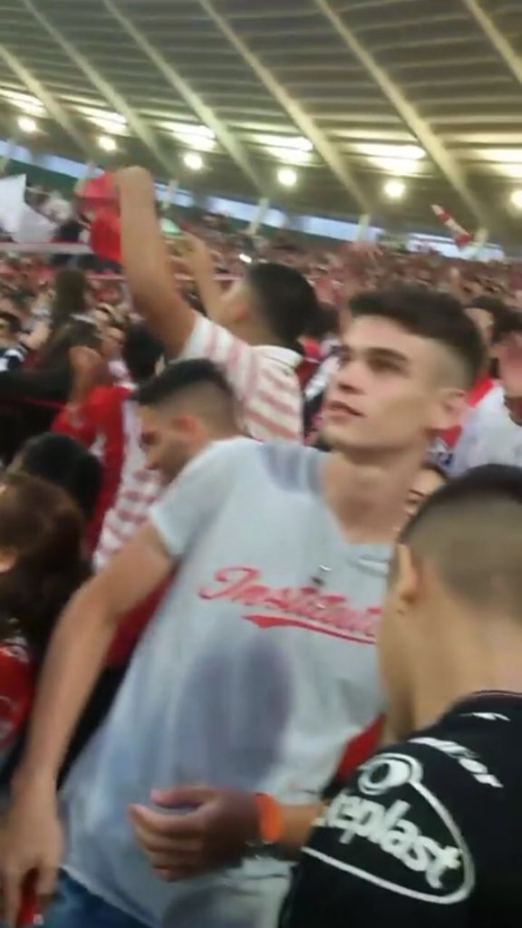 melicarrasco3's tweet photo. Mi mejor amiga necesita encontrar a este chico, estaba al lado de ella en la cancha de instituto. Fue amor a primera  vista 😍😂😂  porfavor ayúdenla a encontrarlo🙏🏾Un Rt no cuesta nada 🙏🏾 (Hoy por ella, mañana por vos ahre) https://t.co/IomwmPRELf