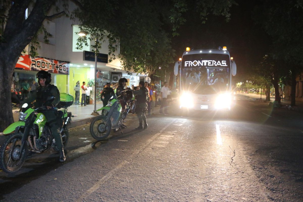 CesarRojasCucut's tweet photo. Garantizamos movilidad a 32 inmigrantes que inician su viaje rumbo a Ipiales con apoyo de @CancilleriaCol @Alcaldia1Cucuta @PoliciaCucuta https://t.co/OHATdUwwZi