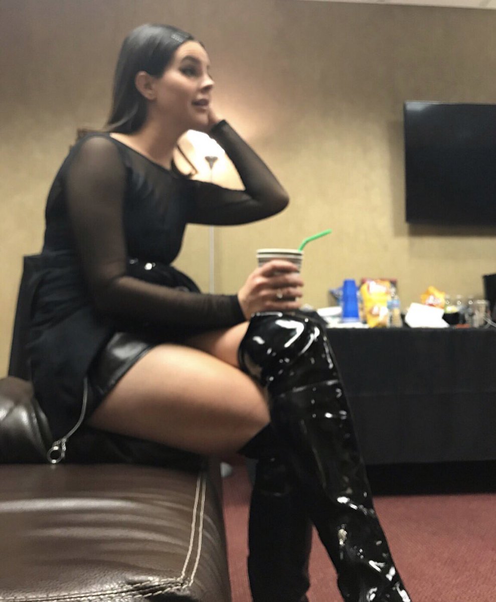 subtextfantasy's tweet image. daydreaming about being crushed by her thighs