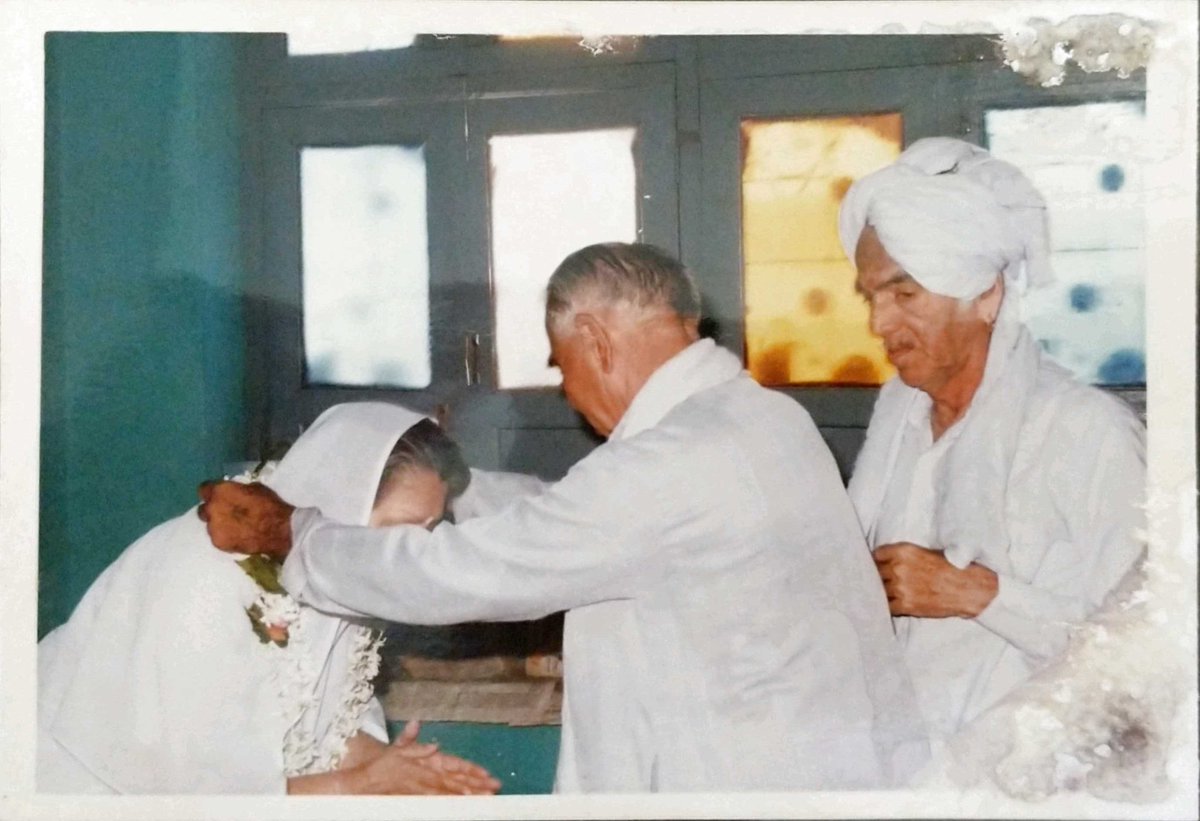 अपने चरण रख हमारा बालाघाट का घर पवित्र करते, परिवार को आशीर्वाद देते राज माता सिंधिया। यह उन दिनों की बात है जब पिताजी पार्टी प्रेसिडेंट हुआ करते थे। उनके साथ उनके मित्र माननीय <a href="/GauriShankarMP/">Gaurishankar Bisen</a>। <a href="/narendramodi/">Narendra Modi</a> <a href="/ChouhanShivraj/">Shivraj Singh Chouhan</a> <a href="/AmitShah/">Amit Shah</a> <a href="/umasribharti/">Uma Bharti</a> <a href="/prahladspatel/">Prahlad Singh Patel ( वृक्ष से जल, जल से जीवन)</a> @bsbhagatbjp