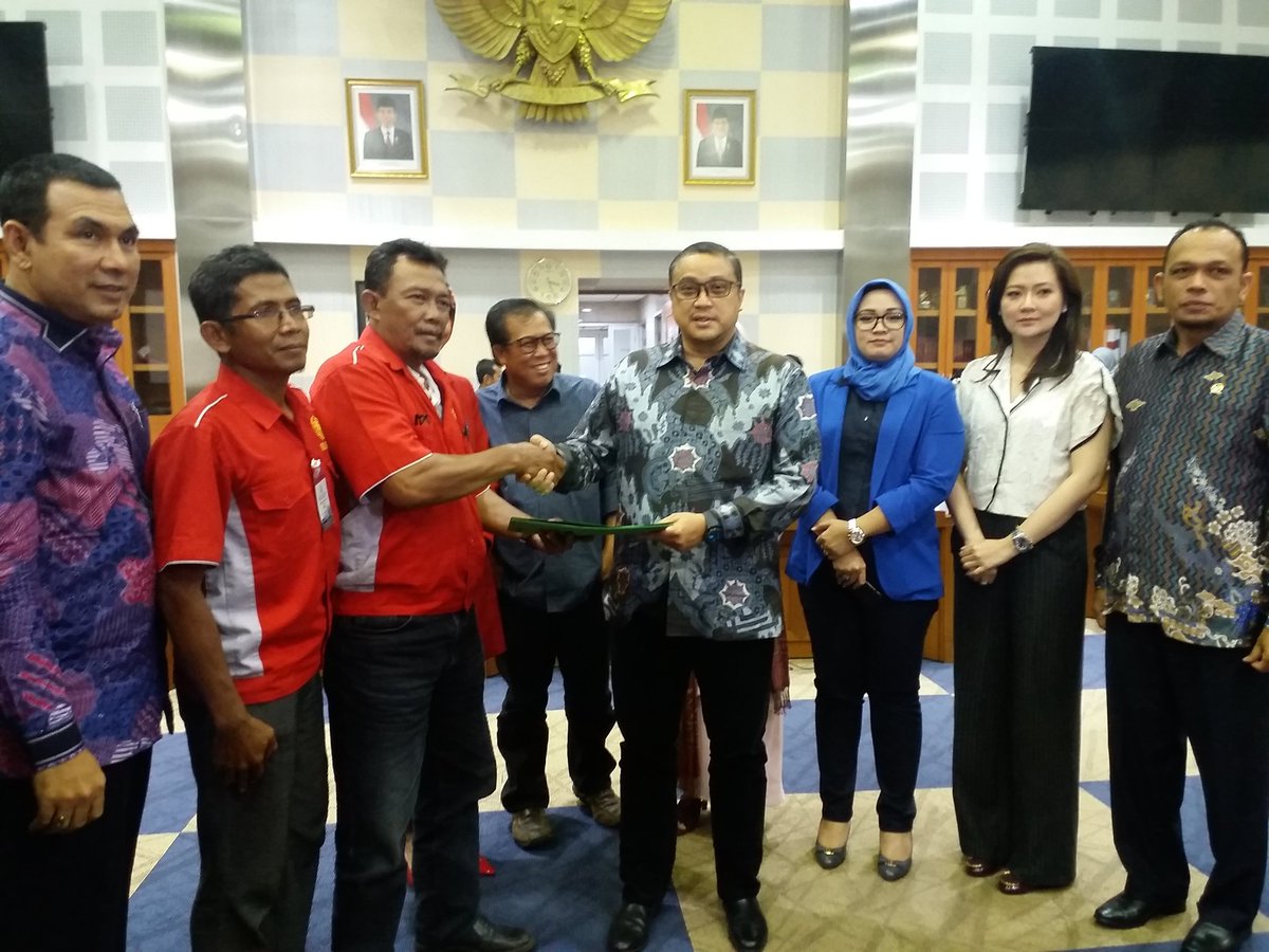 Foto Bersama Komisi IX DPR RI dengan Serikat Pekerja PT. Kertas Leces. Kamis, 25 Januari 2018.