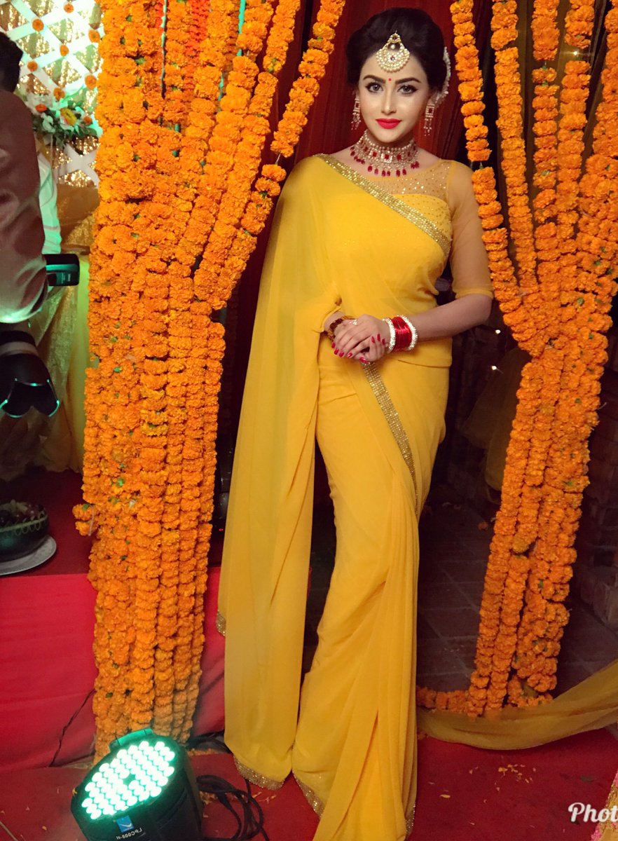 brishtysky's tweet photo. “Latest Craze to Look Traditional 👸🏼 #Wedding_Season #Fridnds_Haldi #Saree ❤️” https://t.co/CEf8p4FaFT