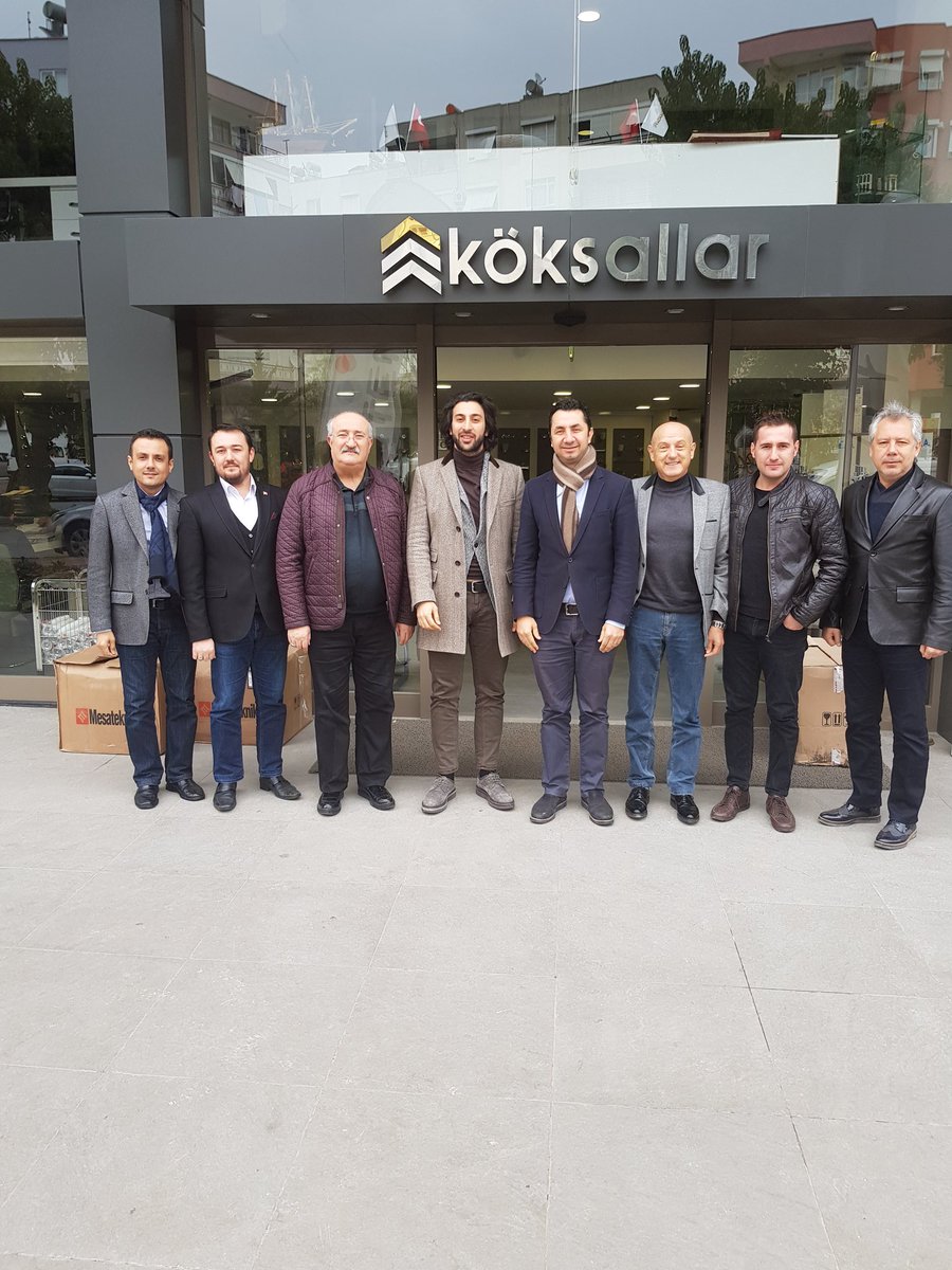 Antimder's tweet photo. ANTİMDER 2018 /03 Yönetim Kurulu Toplantısı, Yönetim Kurulu Üyesi Fatih Köksal' ın misafirperverliginde Köksallar 'da gerçekleşti. Yeni Şhowroomları için hatıra olarak, ANTİMDER Ailesi adına el işlemesi vazo takdim edildi. #Antimder #Toplantı #Ziyaret https://t.co/D4ac3hDLDG