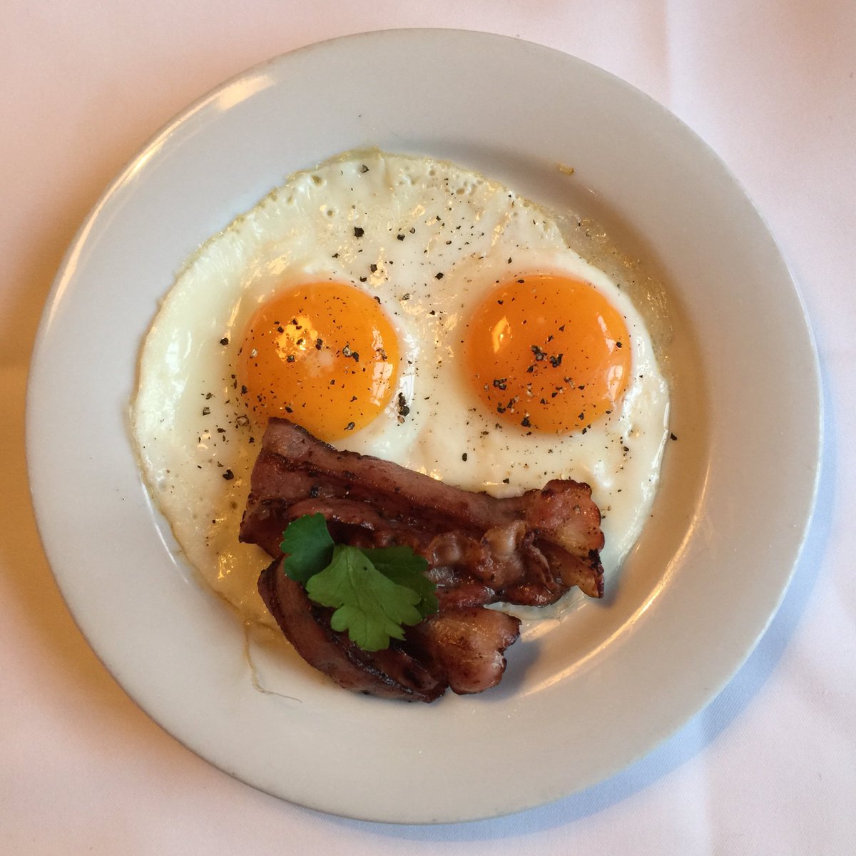 PGruendler's tweet photo. Guten Morgen heute wird es gut, das Frühstück 🍳 lächelt mir zu. Wünsche allen einen schönen ☀️ Tag. Wir gehen wieder Winterwandern mit der familiären @bernerhof Gruppe https://t.co/Q3jiU7X9D1