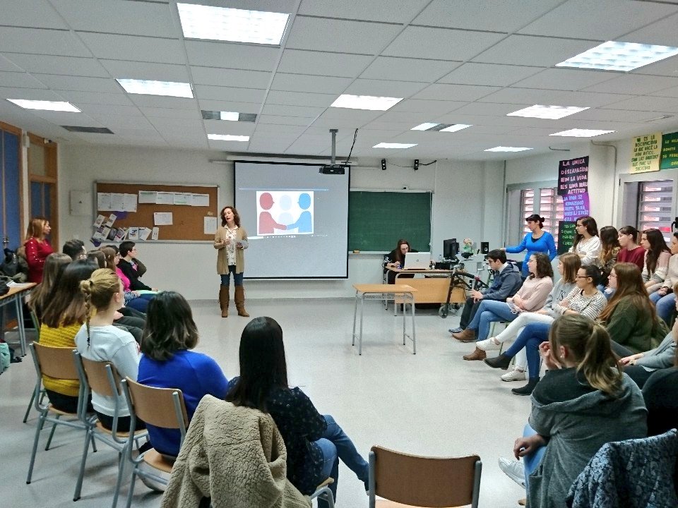 AteneaCLM's tweet photo. Charla de Elena Torres sobre el Proyecto Mediación Escolar en el Ciclo de Integración Social del IES Tomás Navarro Tomás #mediacionescolar https://t.co/xjPqYJACTi