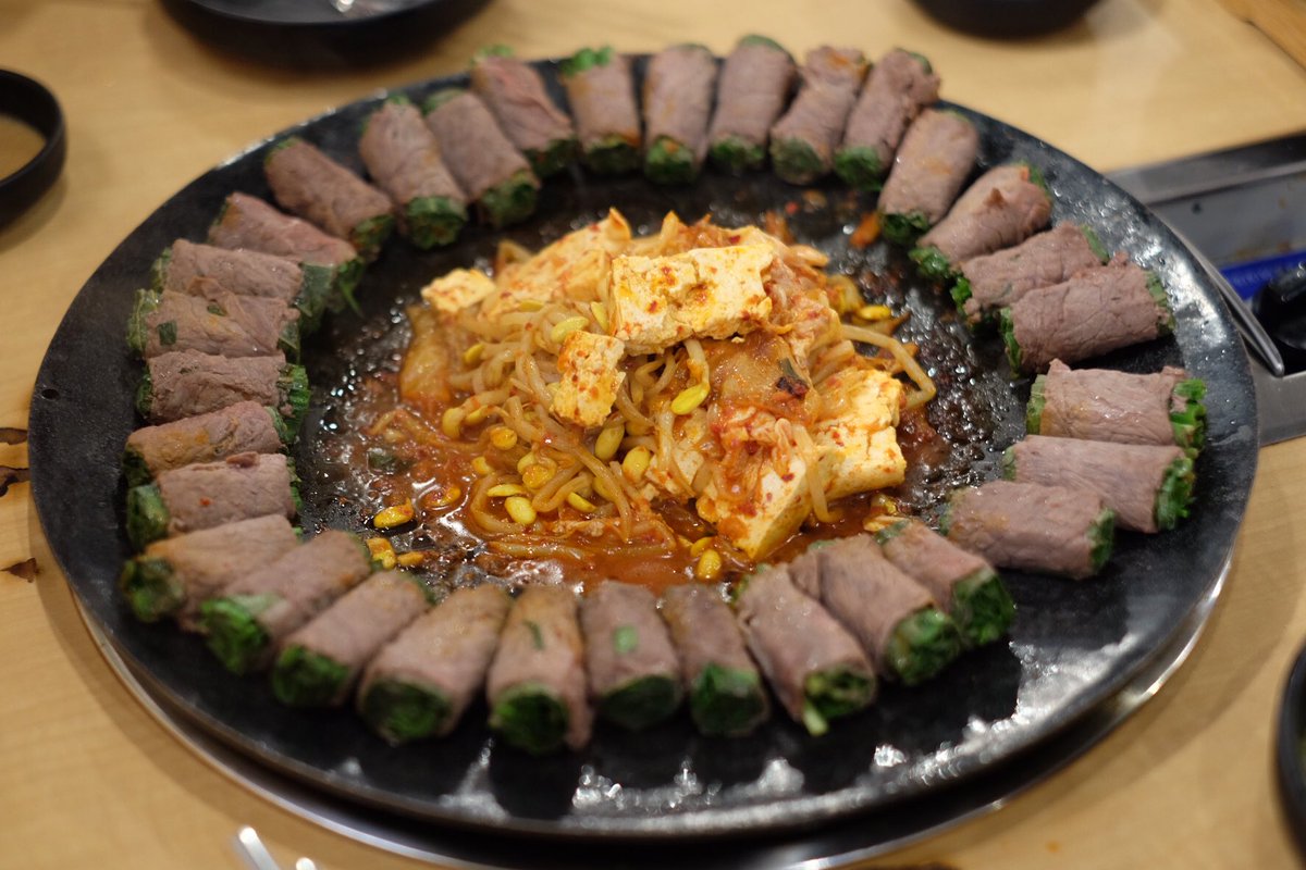 BusanVoyage's tweet photo. เนื้อย่างม้วน(고기말이) จากร้าน 아수라 เนื้อย่างม้วนผักทานกับน้ำจิ้ม รสชาติดี แต่ราคาแอบแรง 19,000₩/130g (ในรูปสั่งมาสองเซ็ต) 육전 21,000₩ 
📍สถานี 자갈치 ทางออก 7 
https://t.co/QamMZ1tGZ5
#BusanVoyage #รีวิวเกาหลี #รีวิวปูซาน https://t.co/JeqpX0nREU