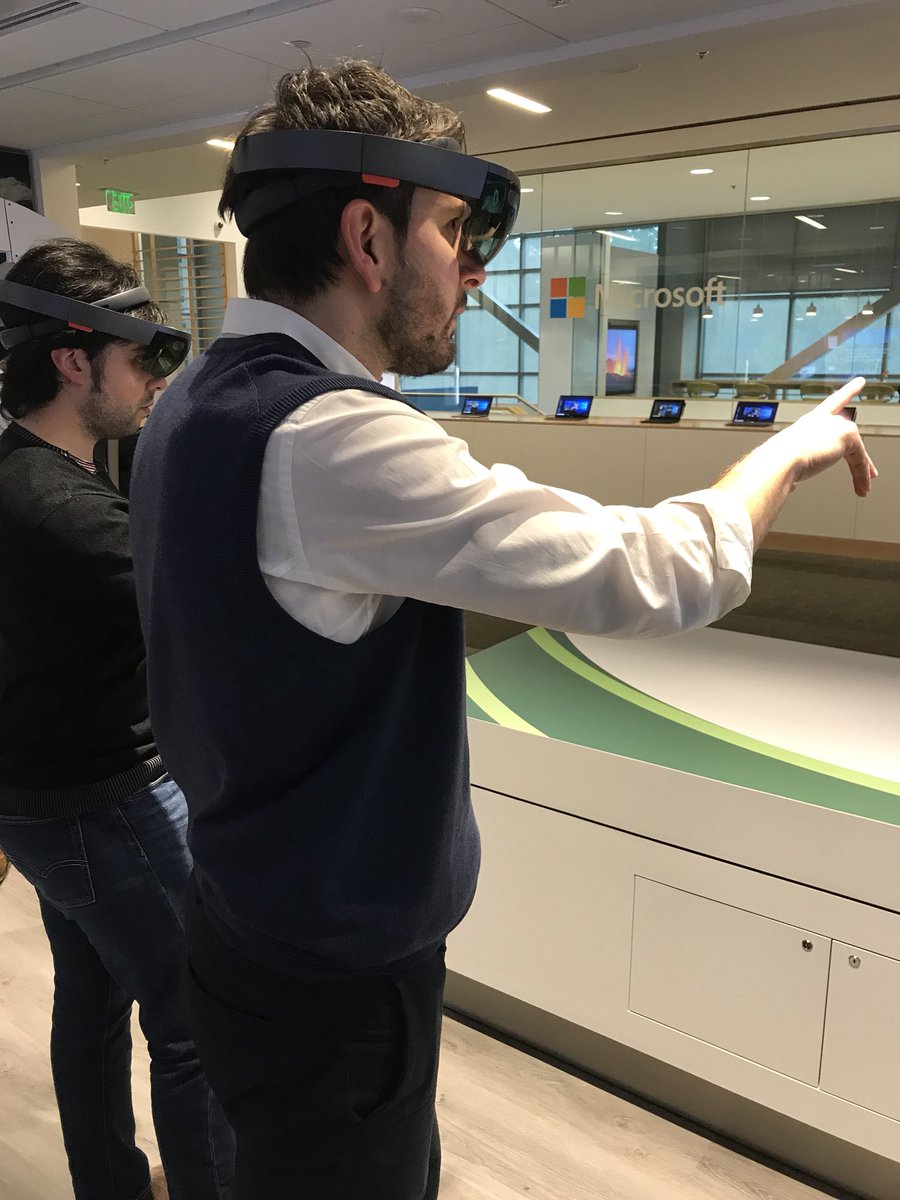 lorenzobiancia's tweet photo. We are in the #future! #HoloLens e #VirtualReality nella sede futuristica di #Microsoft @Seattle #MicrosoftHome https://t.co/MlF8GA6VtL